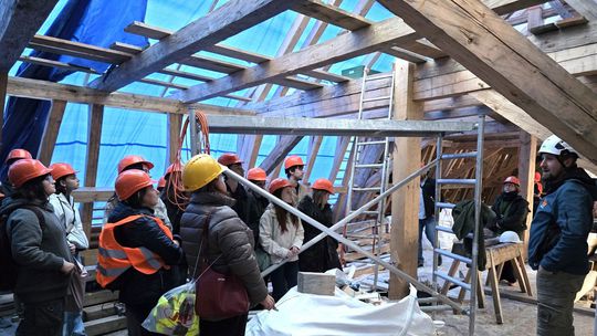 Nevídaná oprava historickej strechy. Na Slovensku ide o nezvyčajný experiment, zblízka ho mohli sledovať aj bežní ľudia