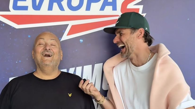 Moderátorská dvojica Patrik Hezucký (vľavo) a...