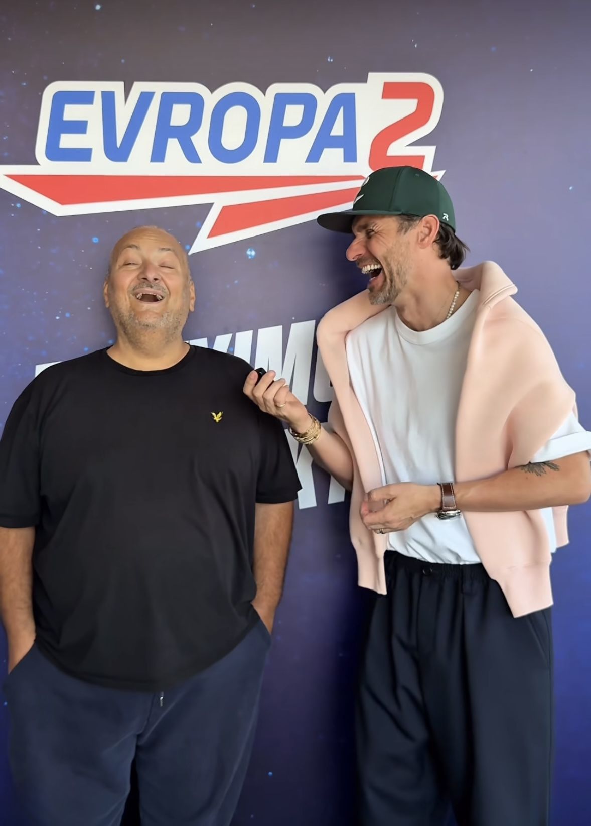 Moderátorská dvojica Patrik Hezucký (vľavo) a...