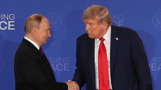 Trump niečo „pečie“ s Rusmi. Skutočný mier alebo len diktát pre Ukrajinu (a Európu)?