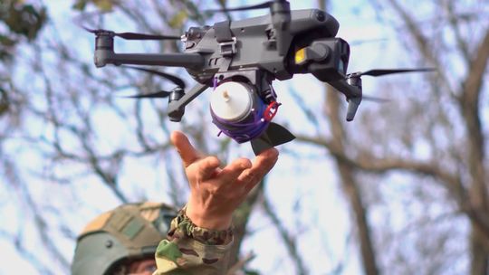 Vojna dronov je smrteľná partiu šachu. Rusi kopírujú Ukrajincov, mladí sú najlepší operátori. NATO dramaticky mešká 