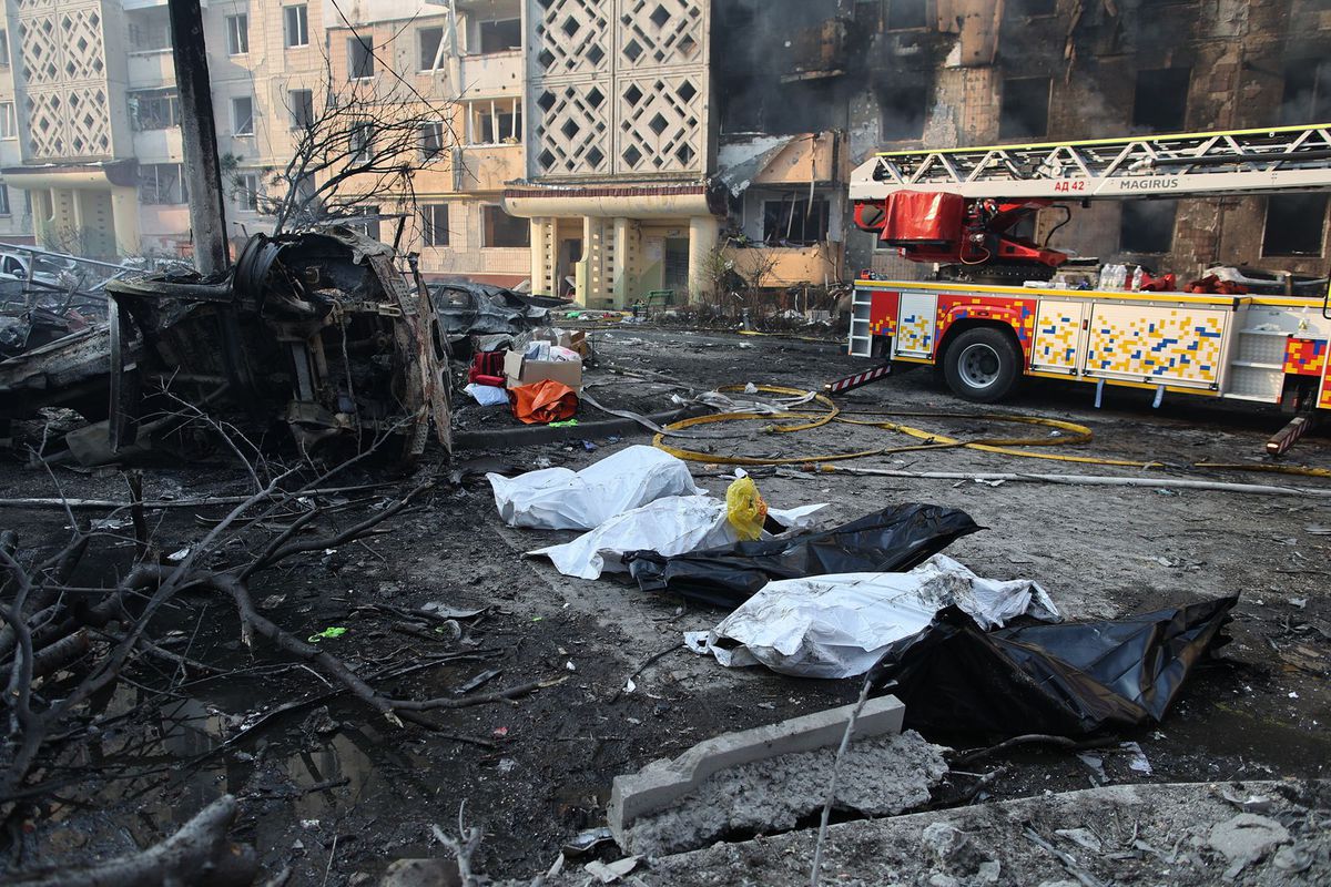 Mŕtve telá vo vreciach ležia na zemi pred...