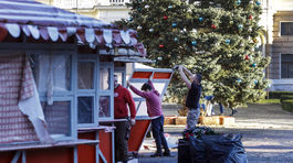 Na snímke pracovníci rozoberajú stánky po...