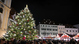 Rozsvietený  vianočný stromček na Hlavnom...