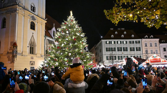 Na snímke ľudia sa pozerajú na rozsvietený...