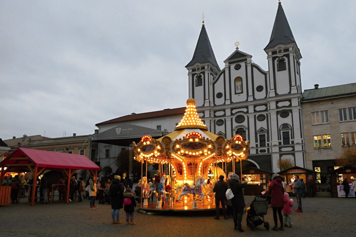 Ľudia sa stretávali na vianočných trhoch, ktoré...