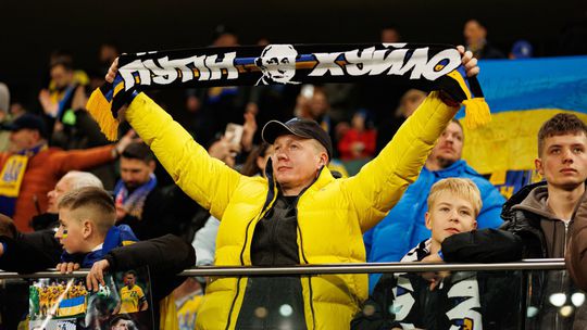 Vojak pred horiacim Kremľom a odkaz pre Putina. Rusi žiadajú trest za dianie počas zápasu Ukrajina - Island