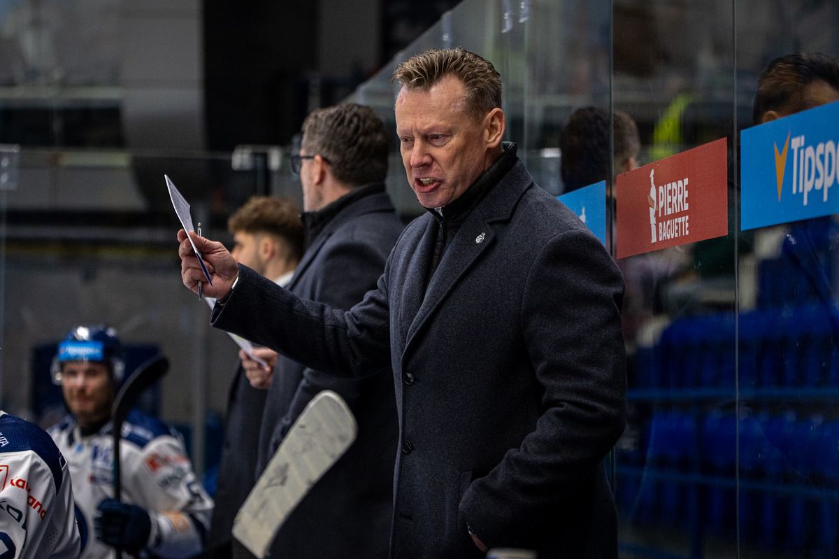 Tréner Popradu Mike Pellegrims rozdáva pokyny...