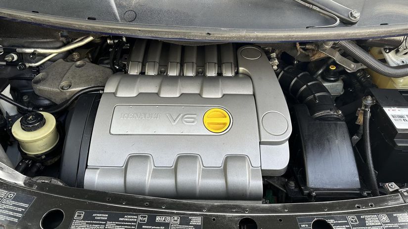 Pod kapotou predávaného exempláru je...