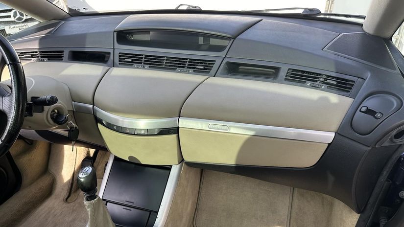 Za futurizmom exteriéru nezaostáva ani...