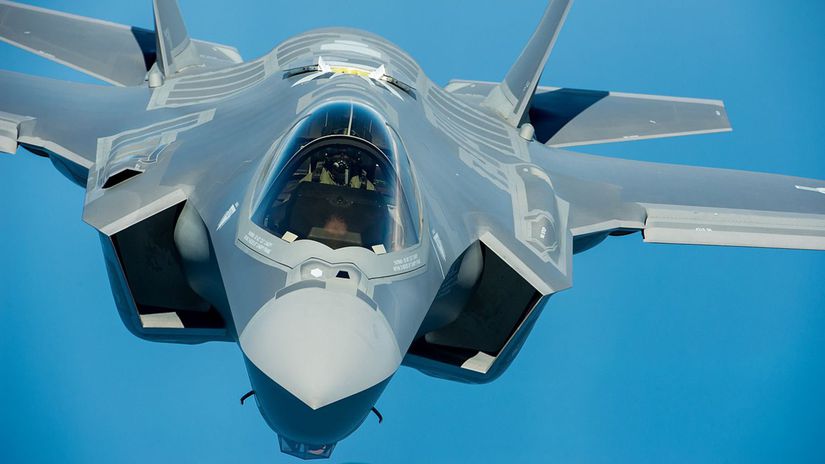 Stíhačka F-35 s otvorenými tankovacími dverami...