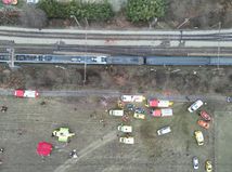 VIDEO: Čelná zrážka. Letecké zábery z nehody vlakov v Česku. Hlásia desiatky zranených, niektorí ťažko