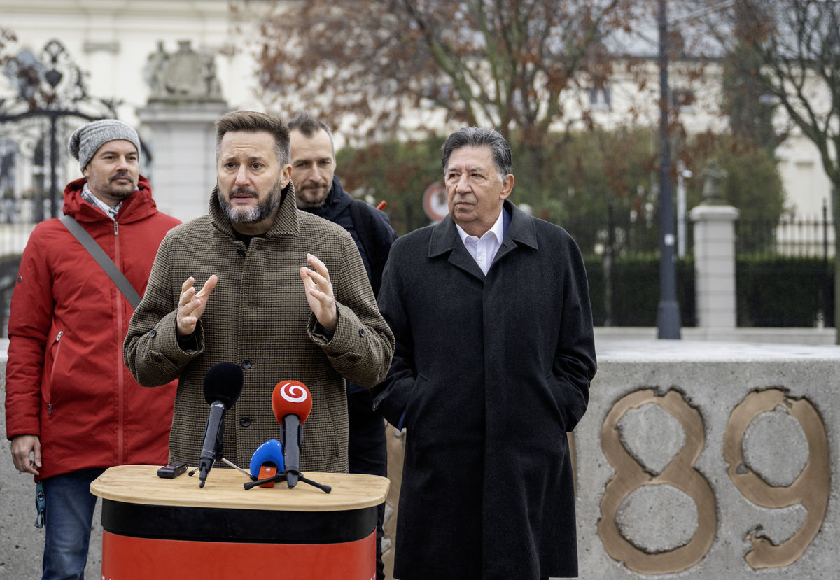 Na snímke autori Pamätníka novembra 1989...