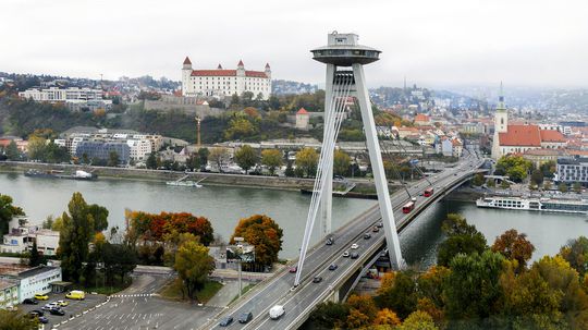 Na snímke pohľad z Bratislavského hradu na...