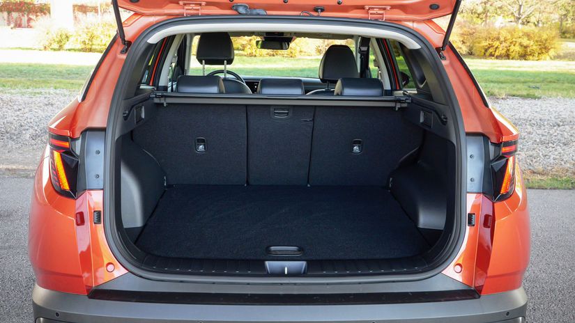 Do kufra sa napriek hybridnému pohonu zmestí...