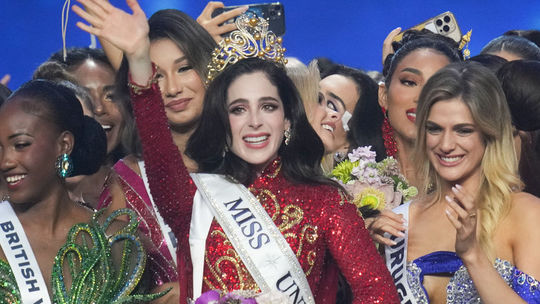 Miss Mexiko Fátima Boschová (uprostred)...