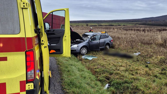 FOTO: Nehoda dvoch áut pri Devičanoch si vyžiadala jednu obeť, cesta je uzavretá