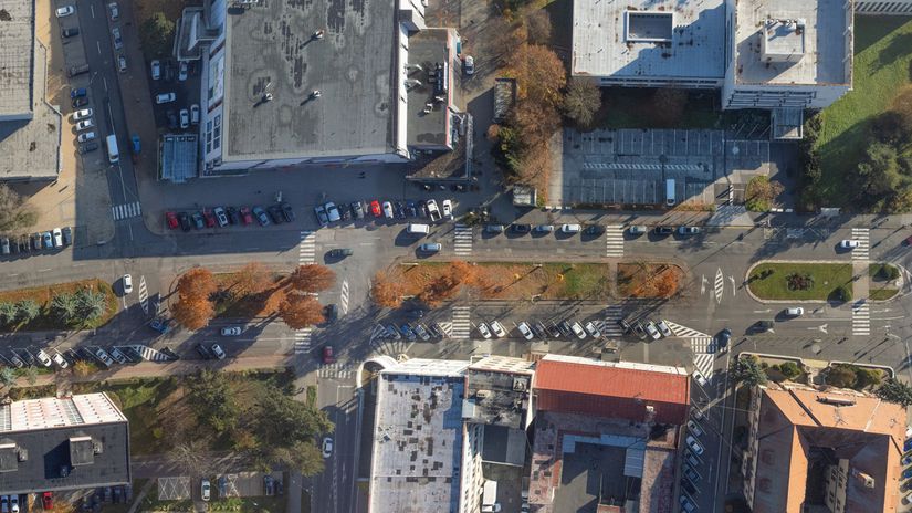 Záber z dronu na Novohradskú ulicu v Lučenci.