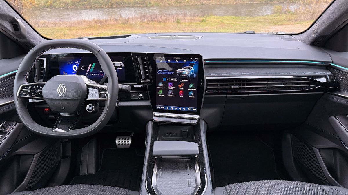 Prístrojovej doske dominujú dva prepojené...