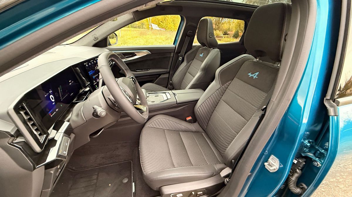 Predné sedadlá sú mimoriadne pohodlné, chrbát v...