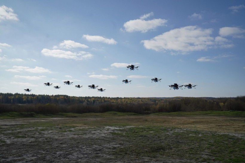 Roj dronov  utočí na ukrajinskom fronte.