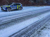 sneh, zima, zasnežená cesta, policajné auto, polícia