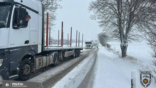 Pozor na sneženie, na cestách sa tvoria záveje. V Tatrách trvá mierne lavínové nebezpečenstvo