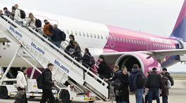 Snímka z nástupu cestujúcich pred prvým odletom...