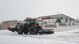 Na snímke traktor s pluhom odhrabáva sneh vo...