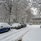 Výstraha pred utorkom. Prichádza mimoriadne zlé počasie, v týchto okresoch hrozí kolaps. Sneženie nahradí nebezpečný jav