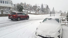 Na snímke zasnežená cesta v Poprade v piatok...