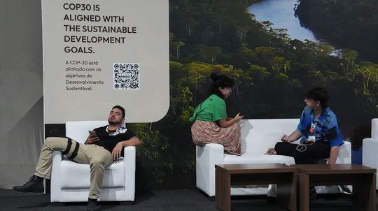 Klimatický summit COP30 zatiaľ bez dohody. Štáty sa nevedia dohodnúť na odstrihnutí sa od fosílnych palív