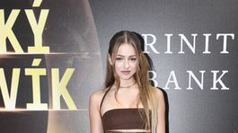 Laura Homolová, dcéra speváčky Dary Rolins v kreácii od Tomáša Němca. 