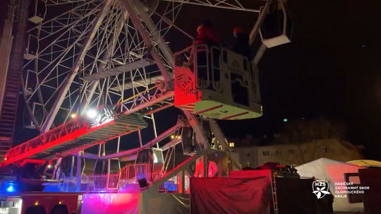 VIDEO: Záchrana zo zaseknutého veľkého ruského kolesa. Hasiči znášali uviaznutých z 33-metrovej atrakcie