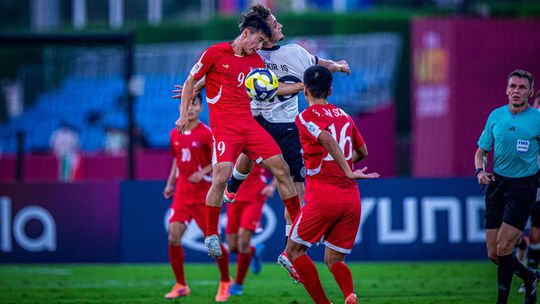 Premotivovaní Severokórejčania. Namiesto pozdravu udierali do súperov päsťami