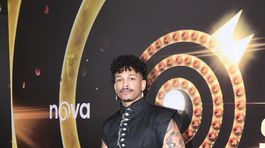 Spevák Ben Cristovao v modeli z dielne slovenskej značky Mandach.