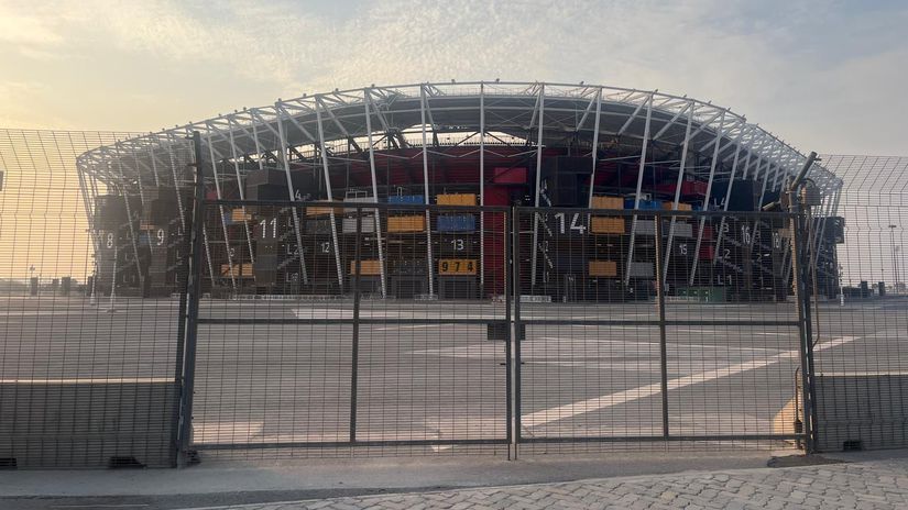 Stadium 974 postavený z 974 lodných kontajnerov...