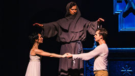 Olga Chelpanova ako Júlia, Aliaksai Kavaleuski...