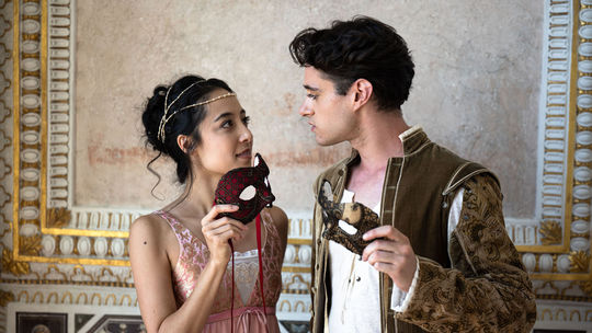 Tatum Shoptaugh ako Júlia, Andrea Schifano ako...