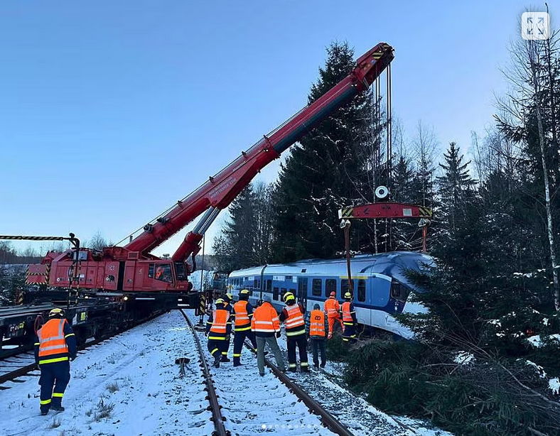 Vykoľajený vlak Českých dráh