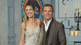 Herec Josh Brolin a jeho tretia manželka - Kathryn Boyd Brolin na slávnostnej premiére. 