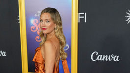 Kate Hudson prichádza na premiéru filmu Song...