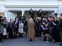 Biely dom, Karoline Leavittová