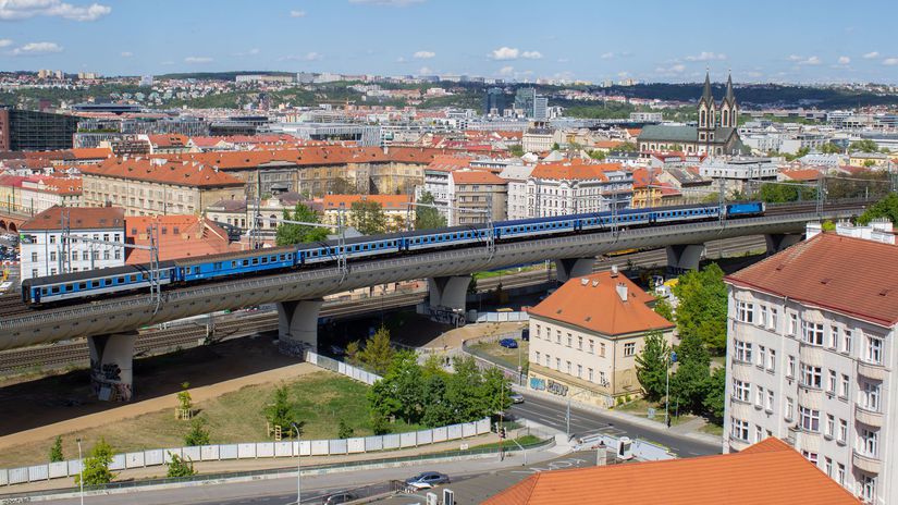 Na snímke vlak Českých dráh premáva po hlavnej...