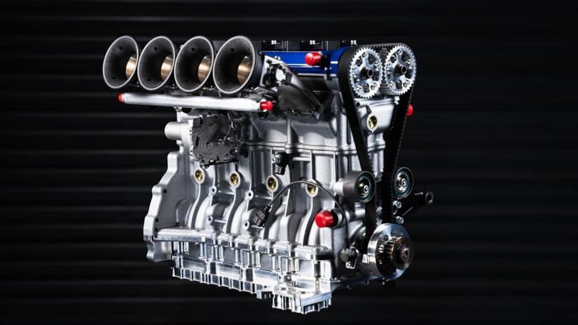 Pod kapotou je 4-valec objemom 2,1 litra....