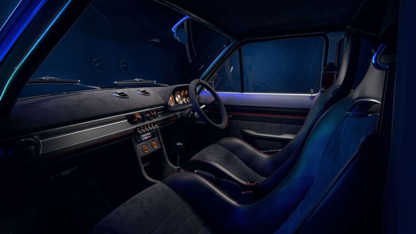 Interiér sa vyznačuje kombináciou Alcantary,...