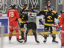 Dopískal si! Český rozhodca, ktorý strkal...