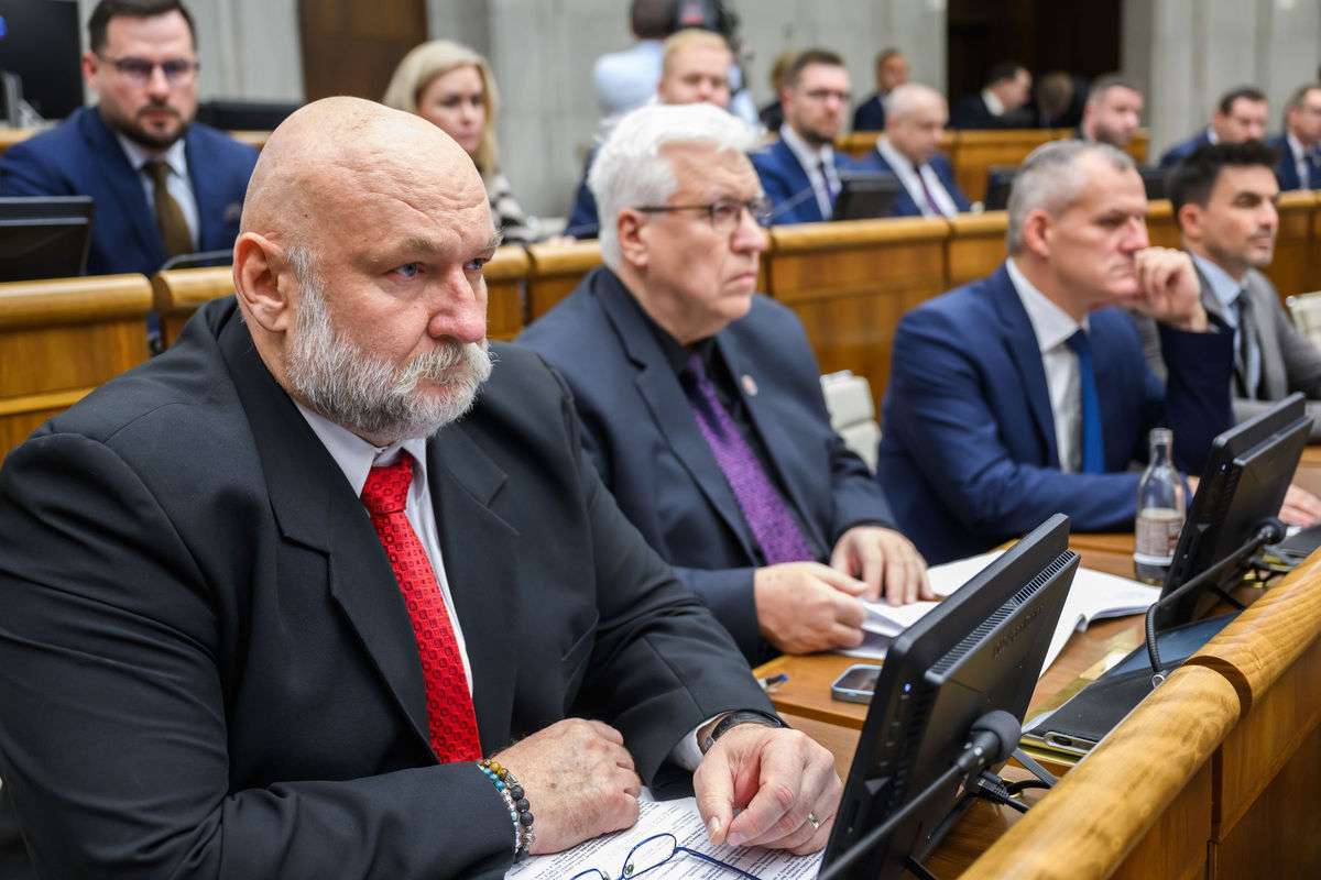 Poslanci NR SR zľava Ivan Ševčík, Pavel Ľupták...