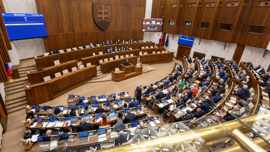 Mimoriadnu schôdzu k odvolávaniu ministra Ráža opäť neotvorili. Poslancov čaká posledný pokus  