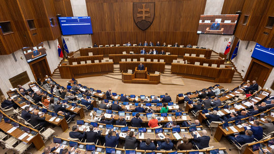 Poslanci ukončili rokovací deň, naďalej sa bavia o zmene ÚOO na nový úrad
